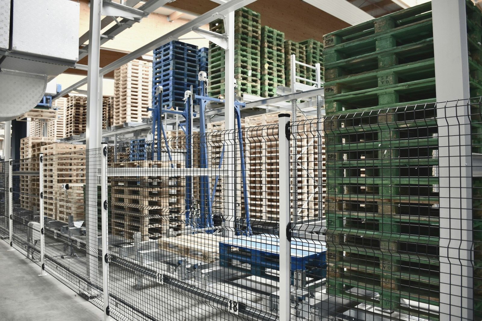 Automated pallet store with a transfer car between racking